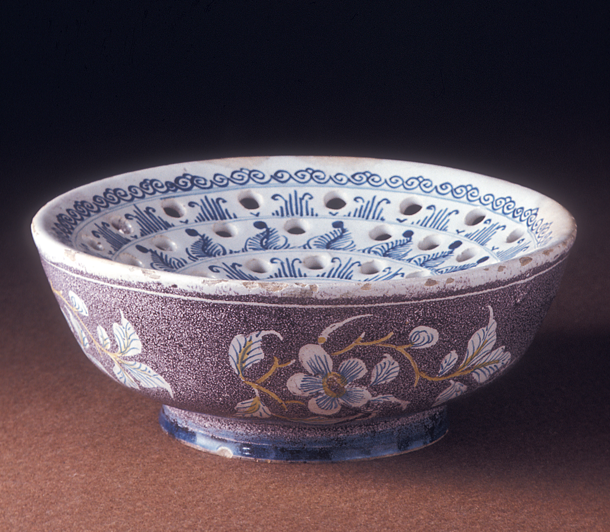 1962.0598 Colander bowl