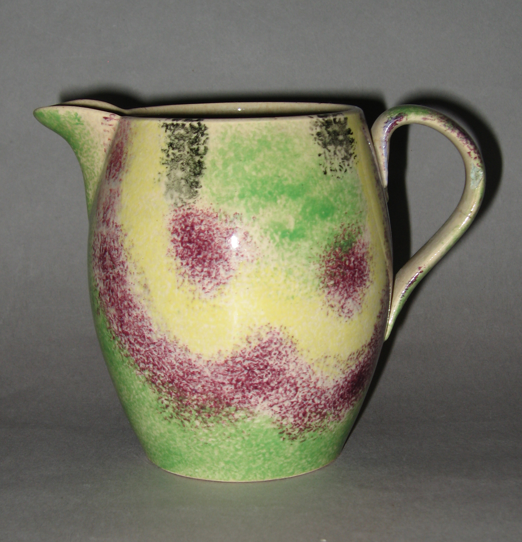 1965.0862.006 Rainbow drape spatterware cream jug