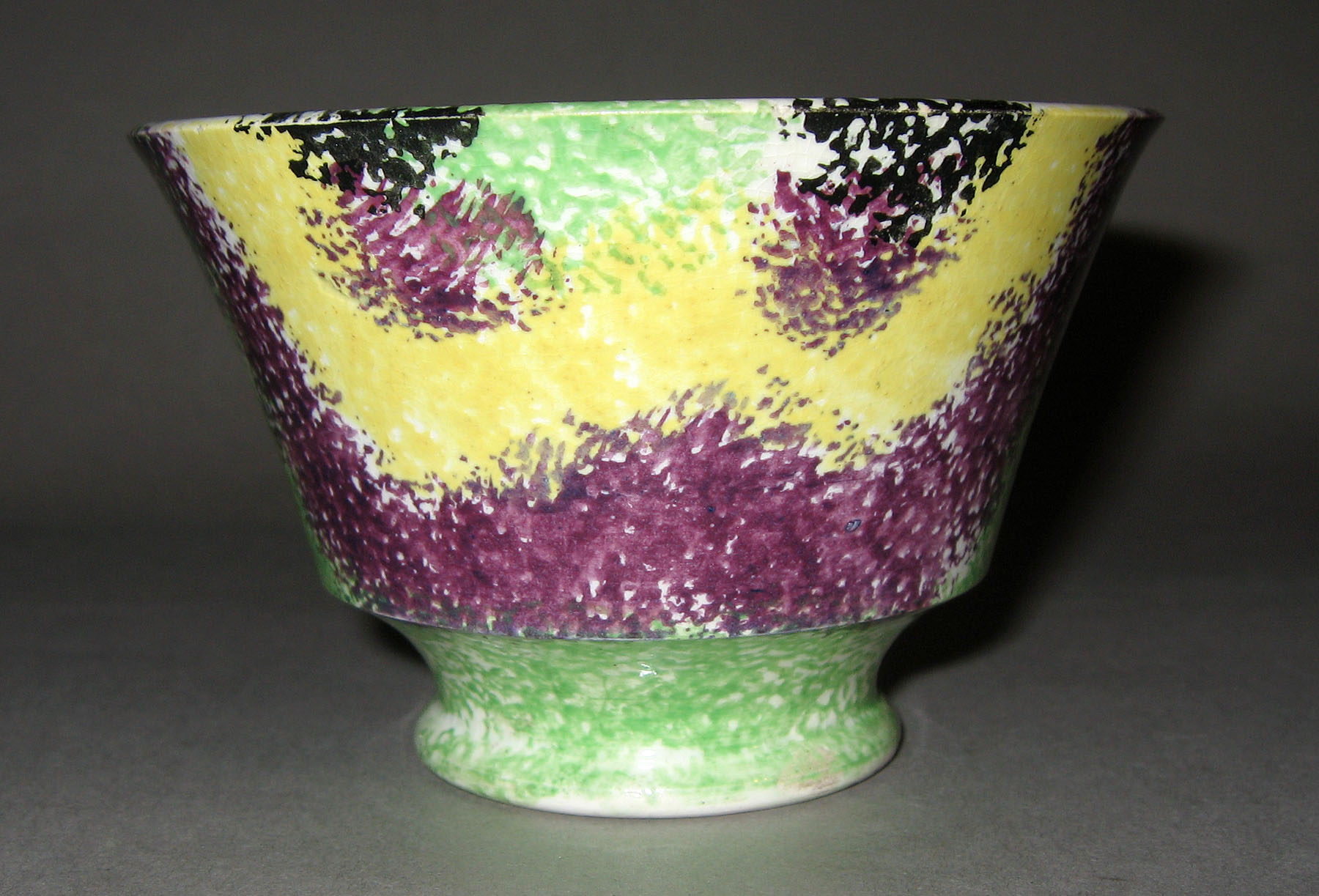 1965.0862.007 Rainbow drape spatterware teabowl