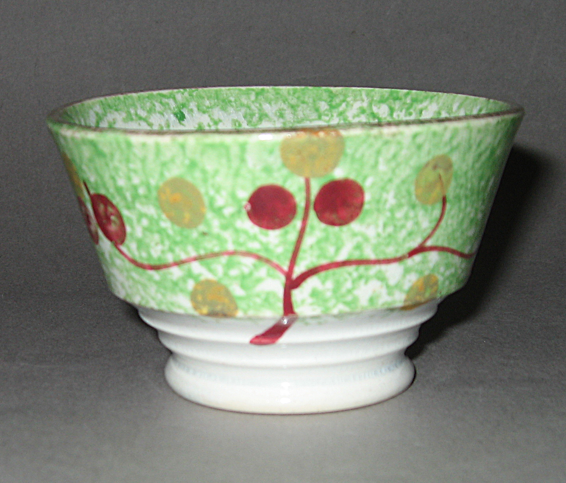 1965.0912.006 Vine and Berry spatterware teabowl
