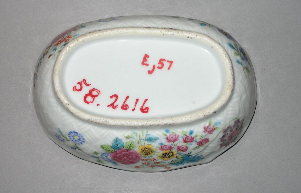 1958.2616 Bowl underside