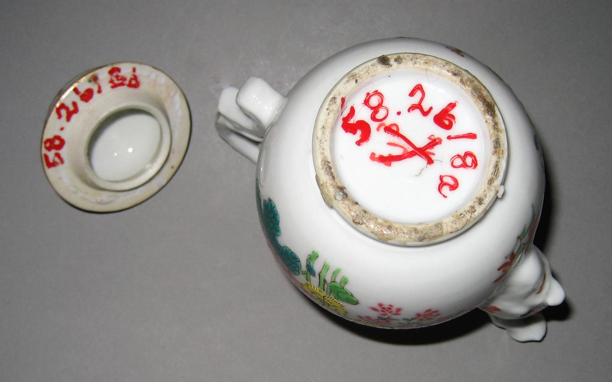 1958.2618 A, B Porcelain Jug underside