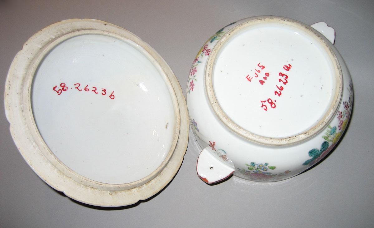 1958.2623 Bowl and cover underside