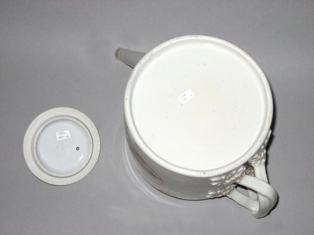 2012.0040.001 A, B Teapot, underside