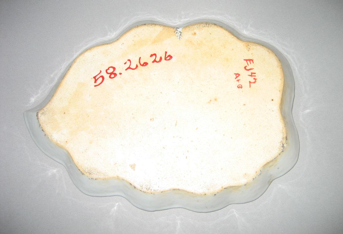 1958.2626 Dish underside