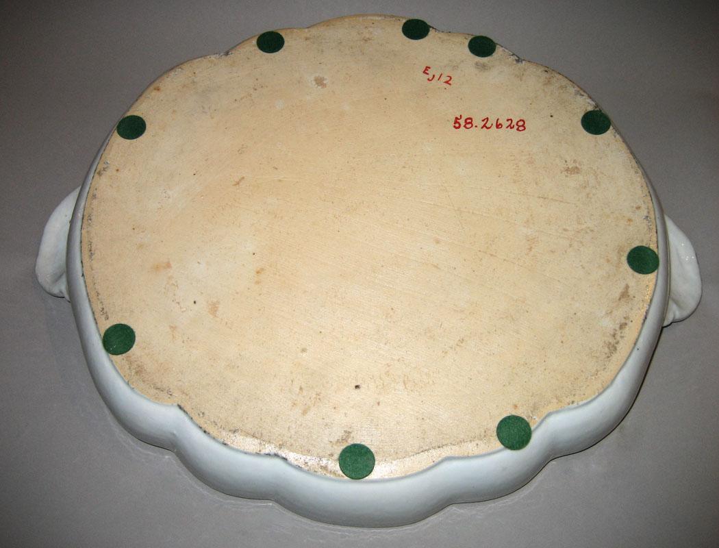 1958.2628 Dish underside