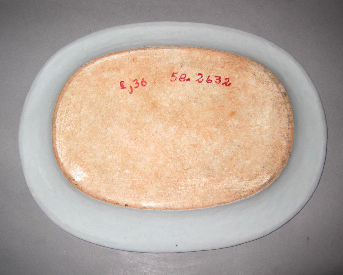 1958.2632 Porcelain dish underside
