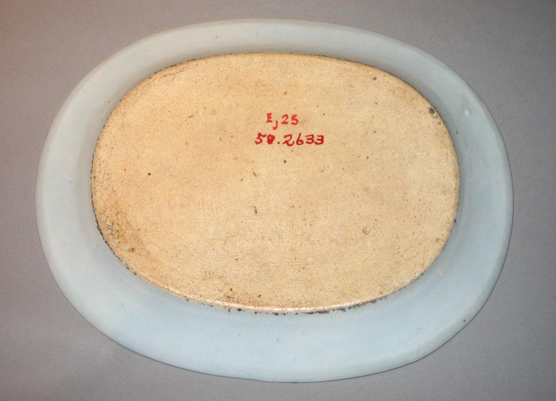 1958.2633 Platter underside