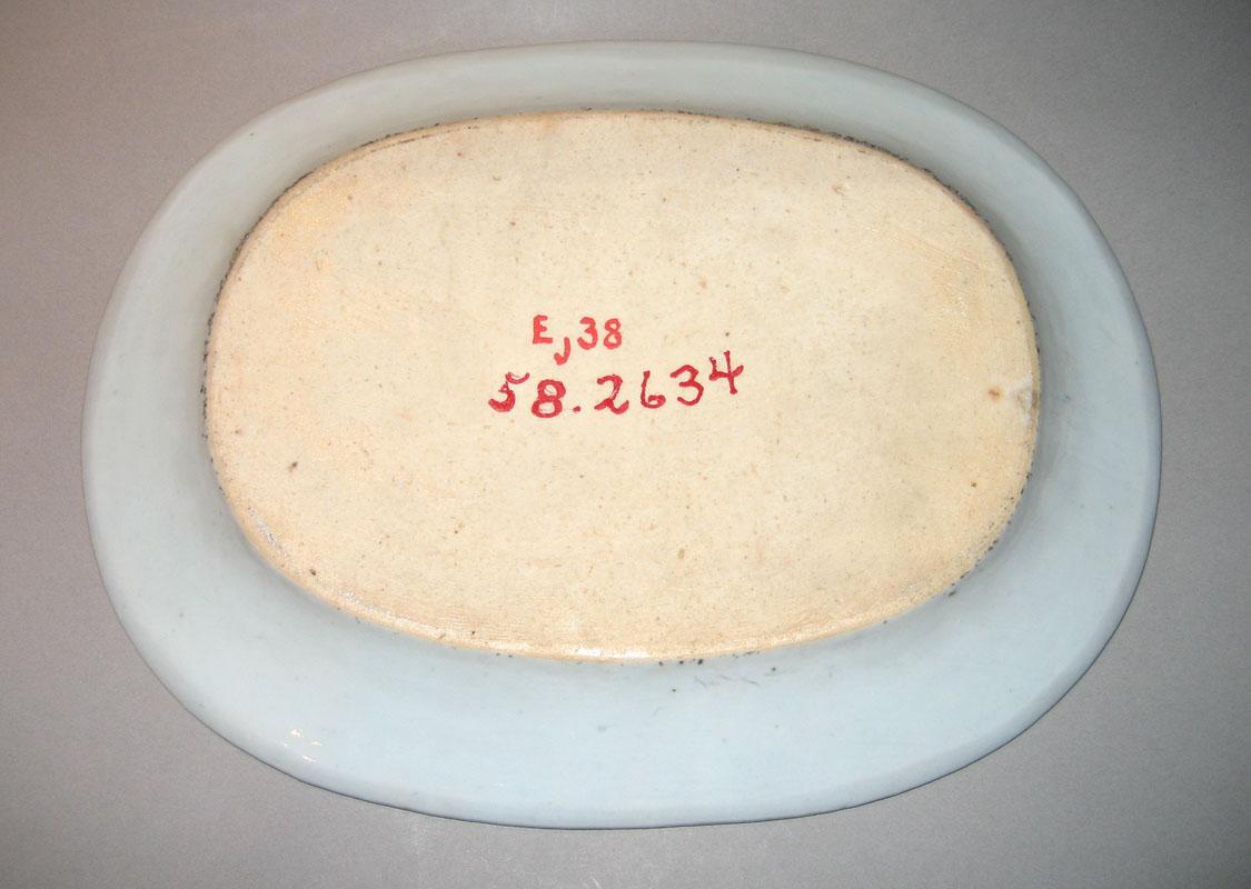 1958.2634 Platter underside
