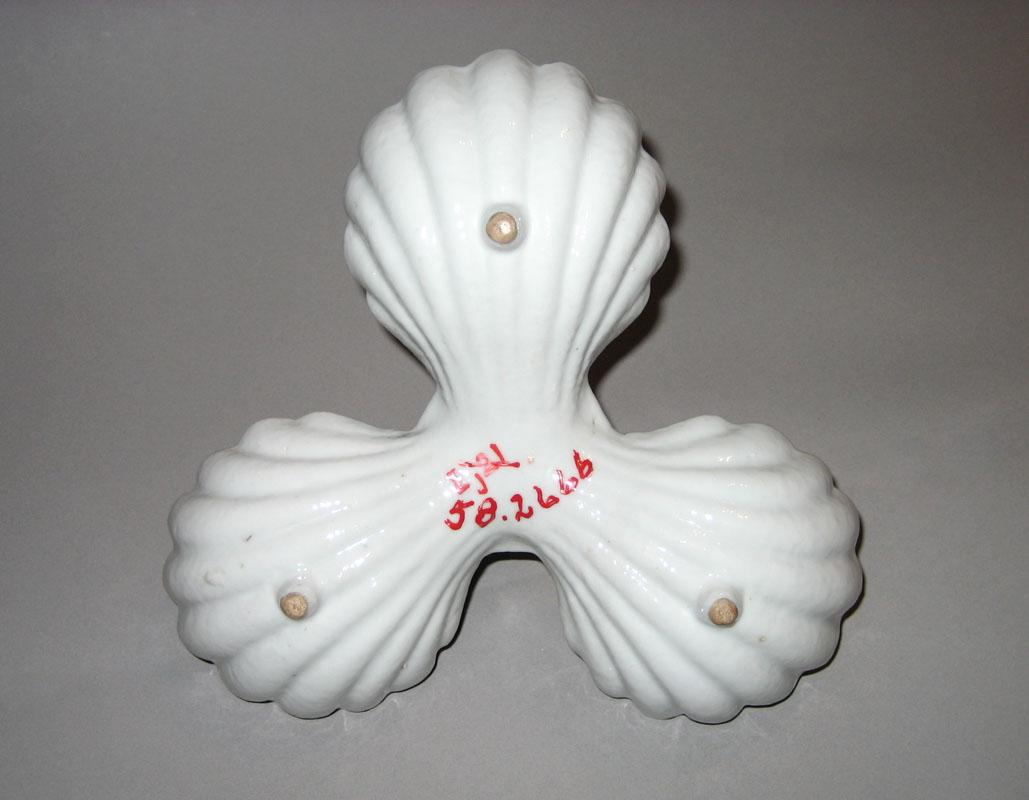 1958.2666 Dish underside