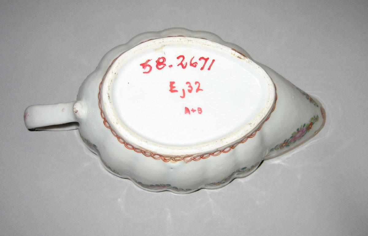 1958.2671 Sauceboat underside