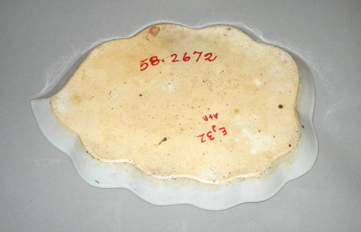 1958.2672 Dish underside