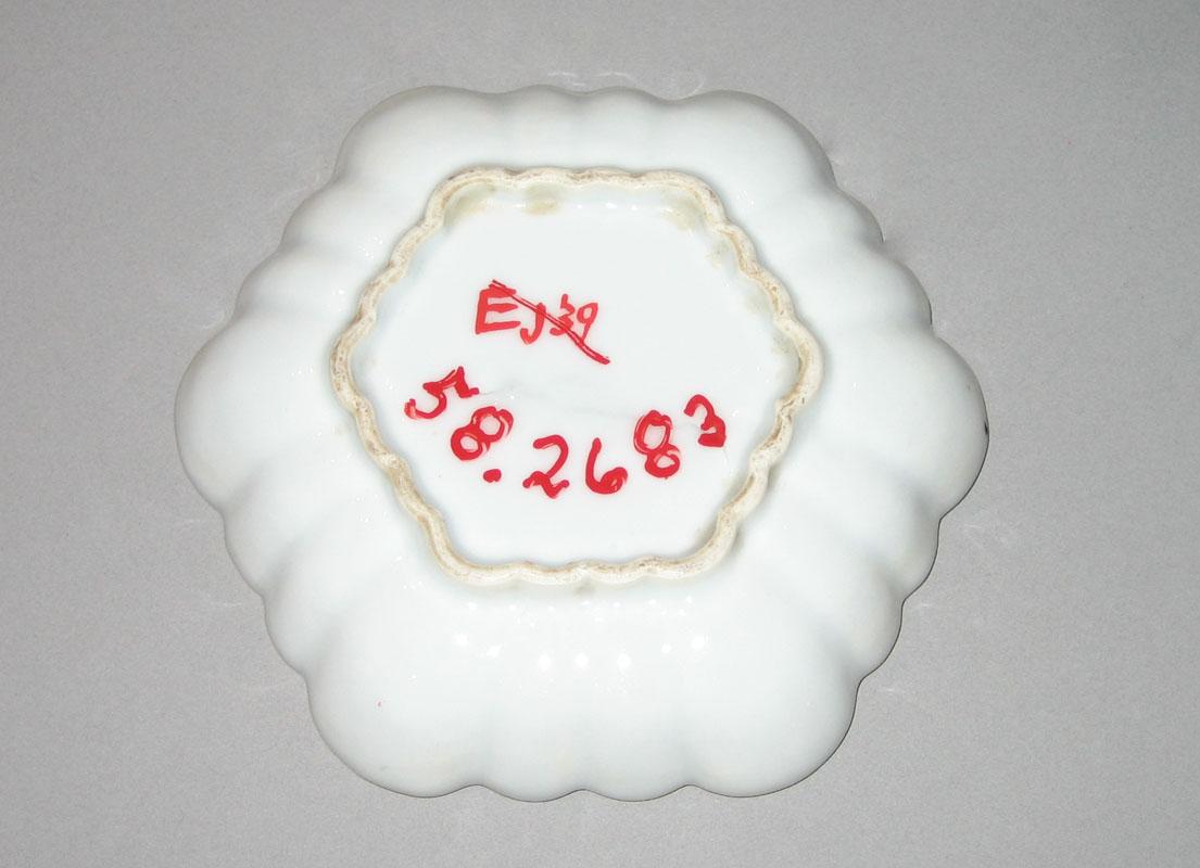 1958.2683 Dish underside