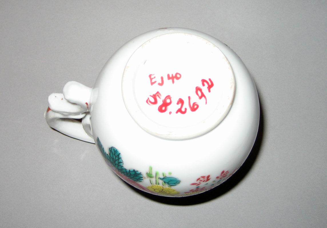 1958.2692 Jug underside