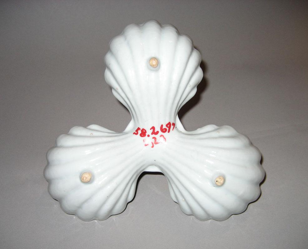 1958.2697 Dish underside