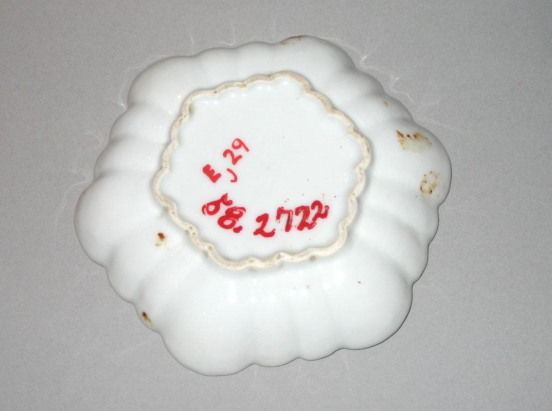 1958.2722 Dish underside