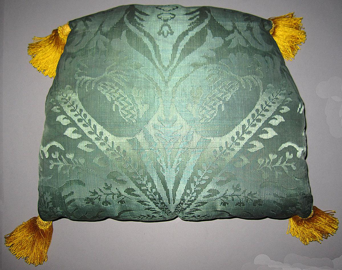 2010.0503 Cushion, view 1