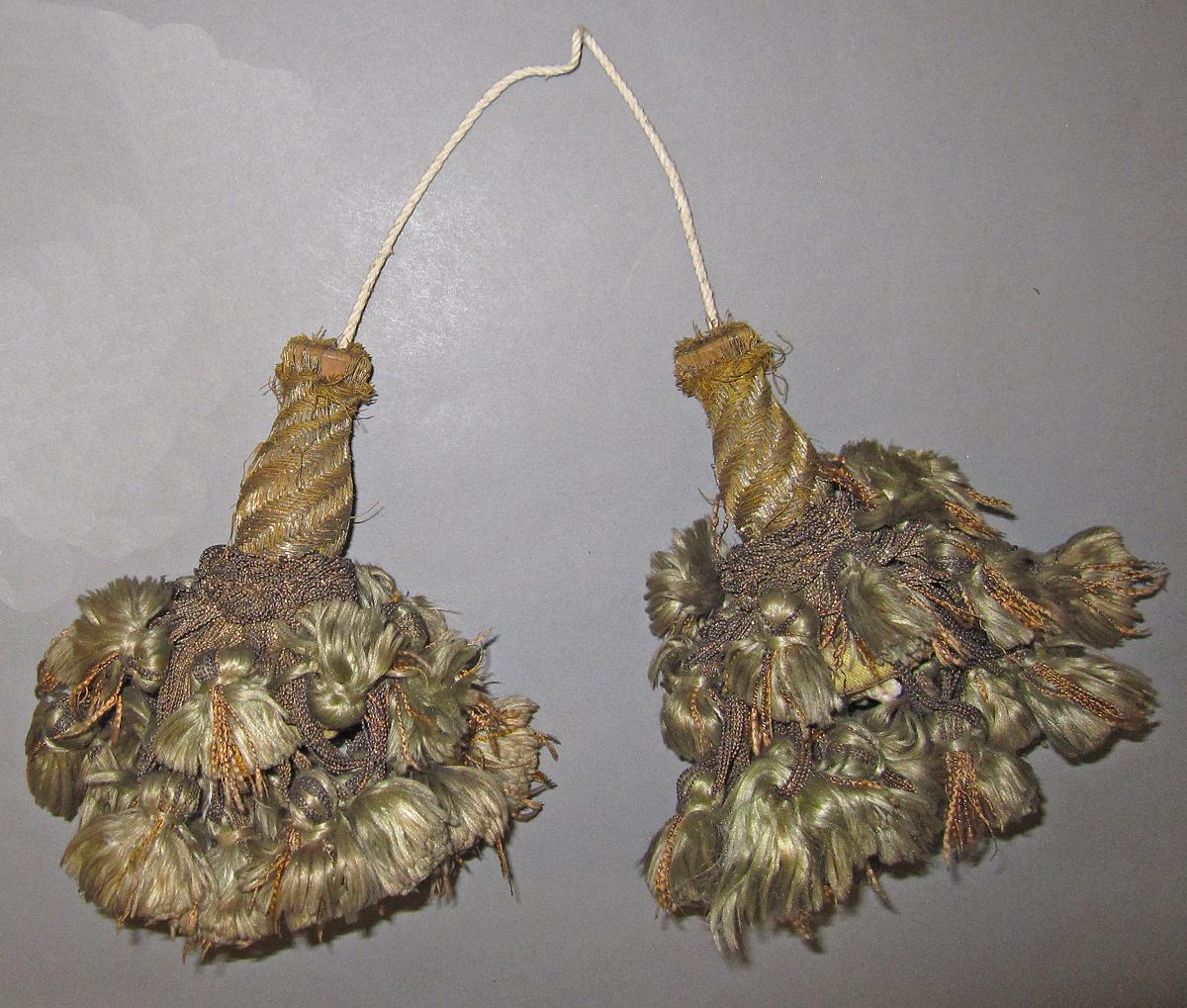 2010.0635 tassels