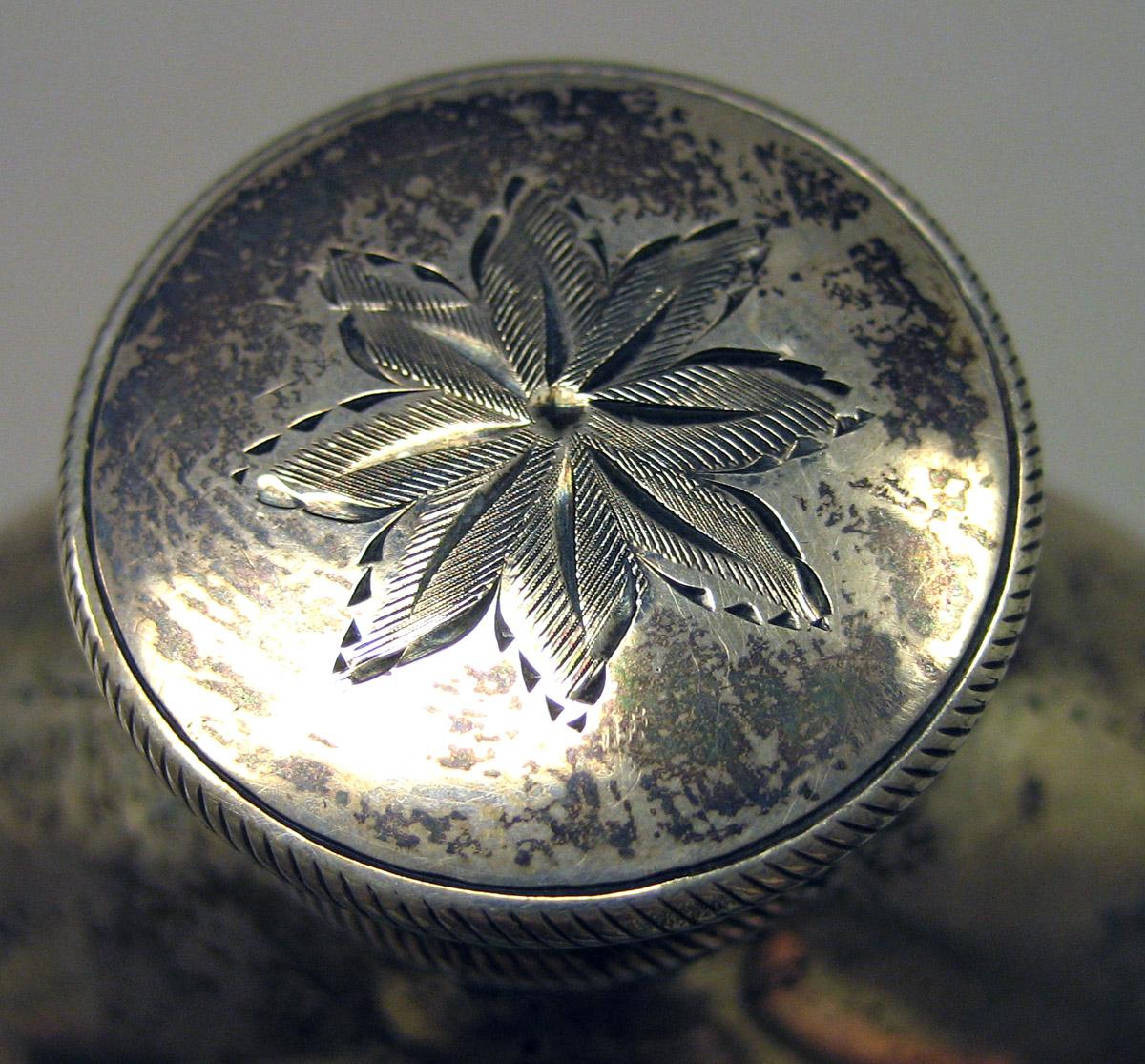 2010.0005 A-C Silver Flask detail cap