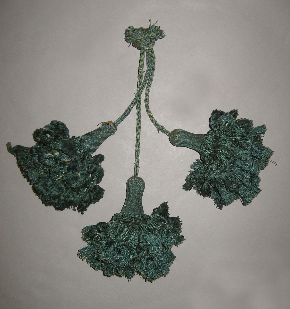 2010.0683.001 Tassels