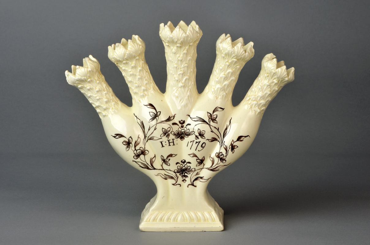 2010.0009.001 Creamware quintal vase