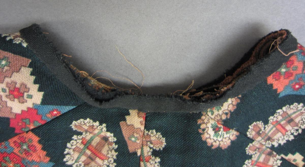 2010.0016 A Dress, Collar