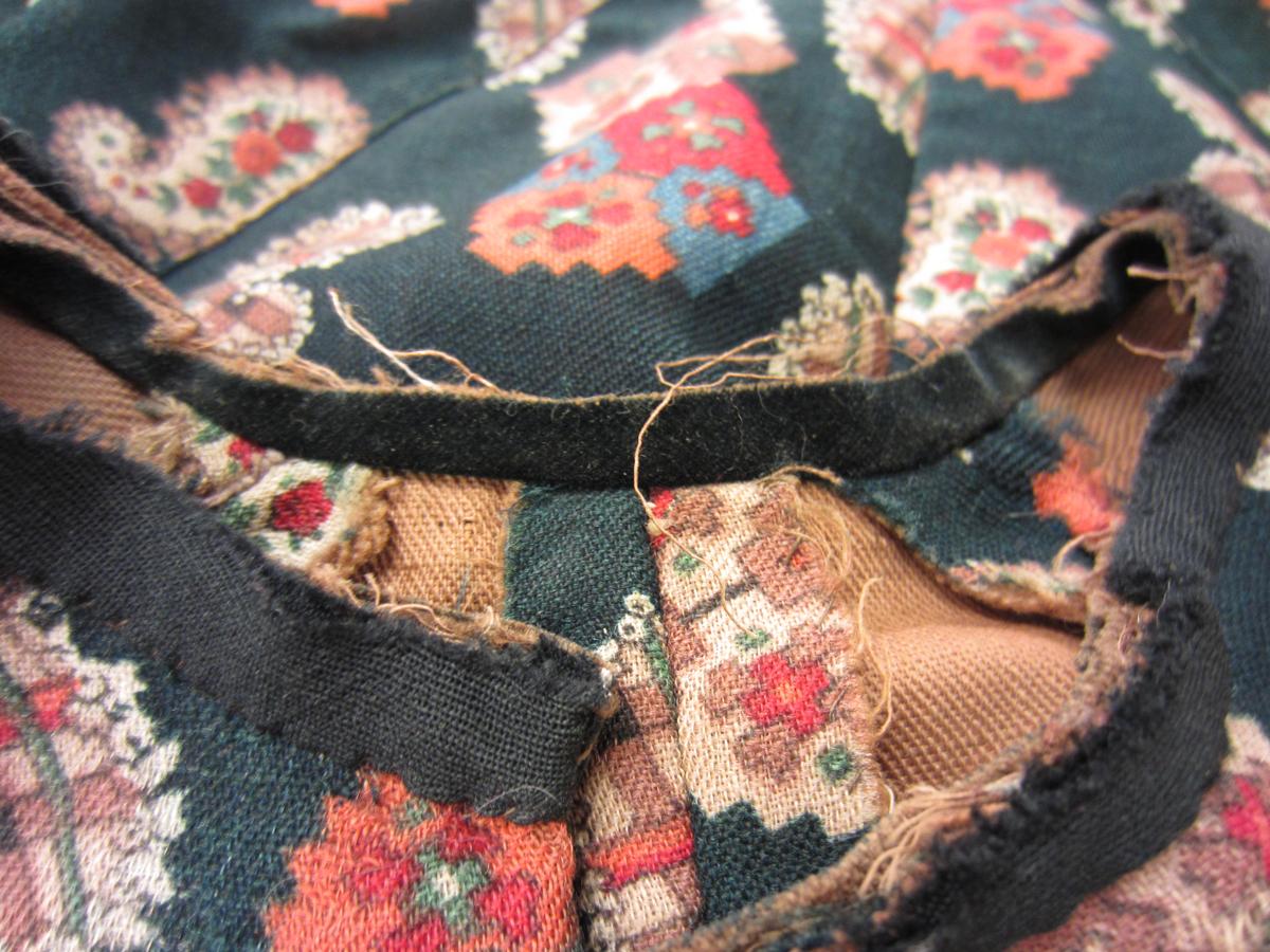 2010.0016 A Dress, Collar interior