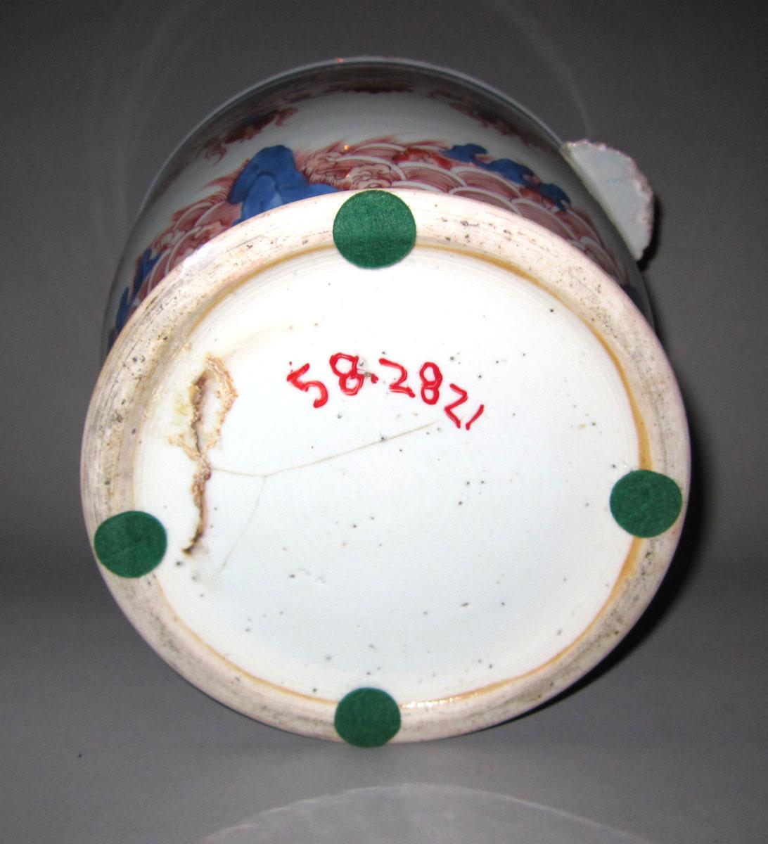 1958.2821 Porcelain wine cooler underside