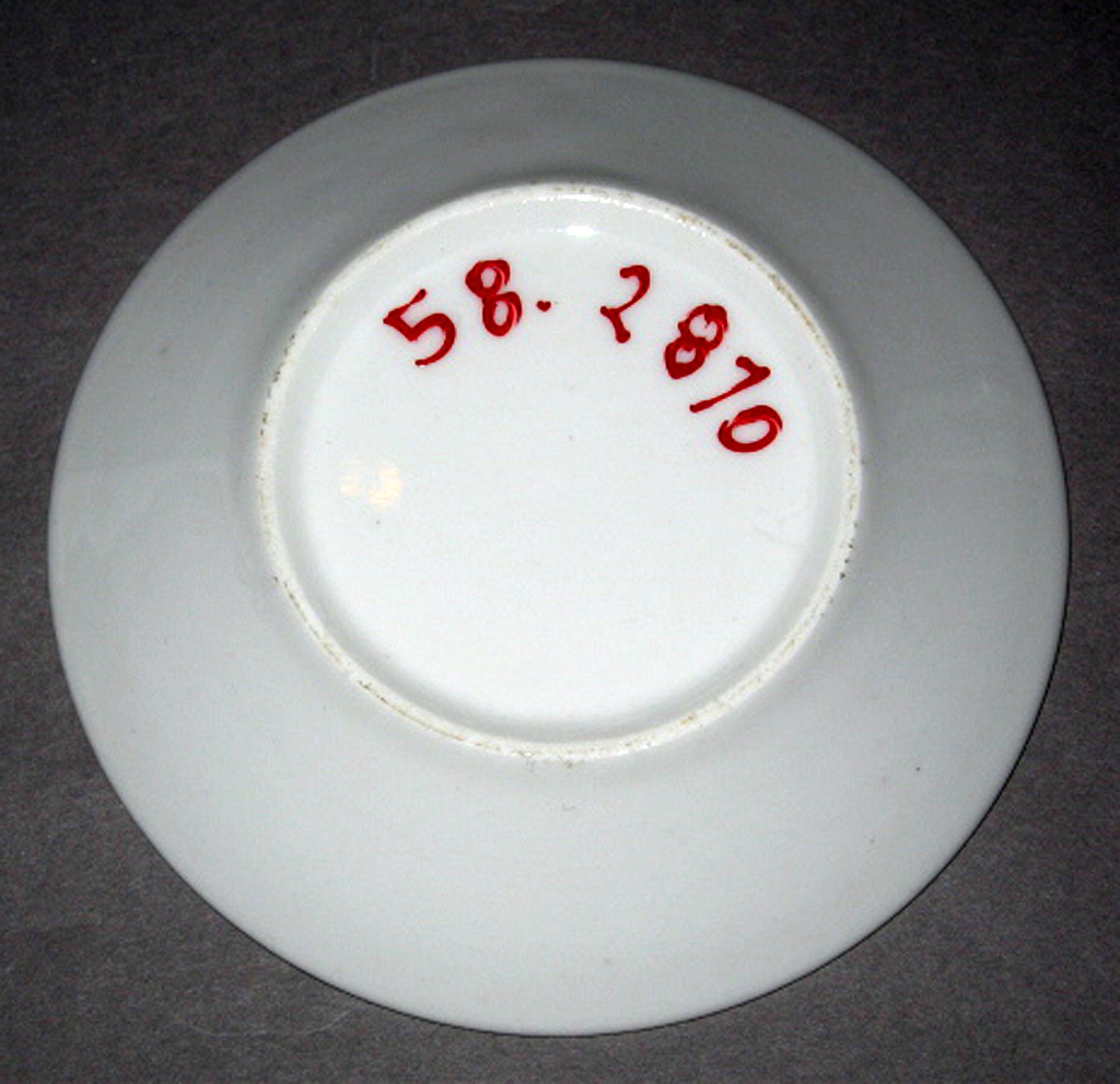 1958.2870 Porcelain saucer (underside)