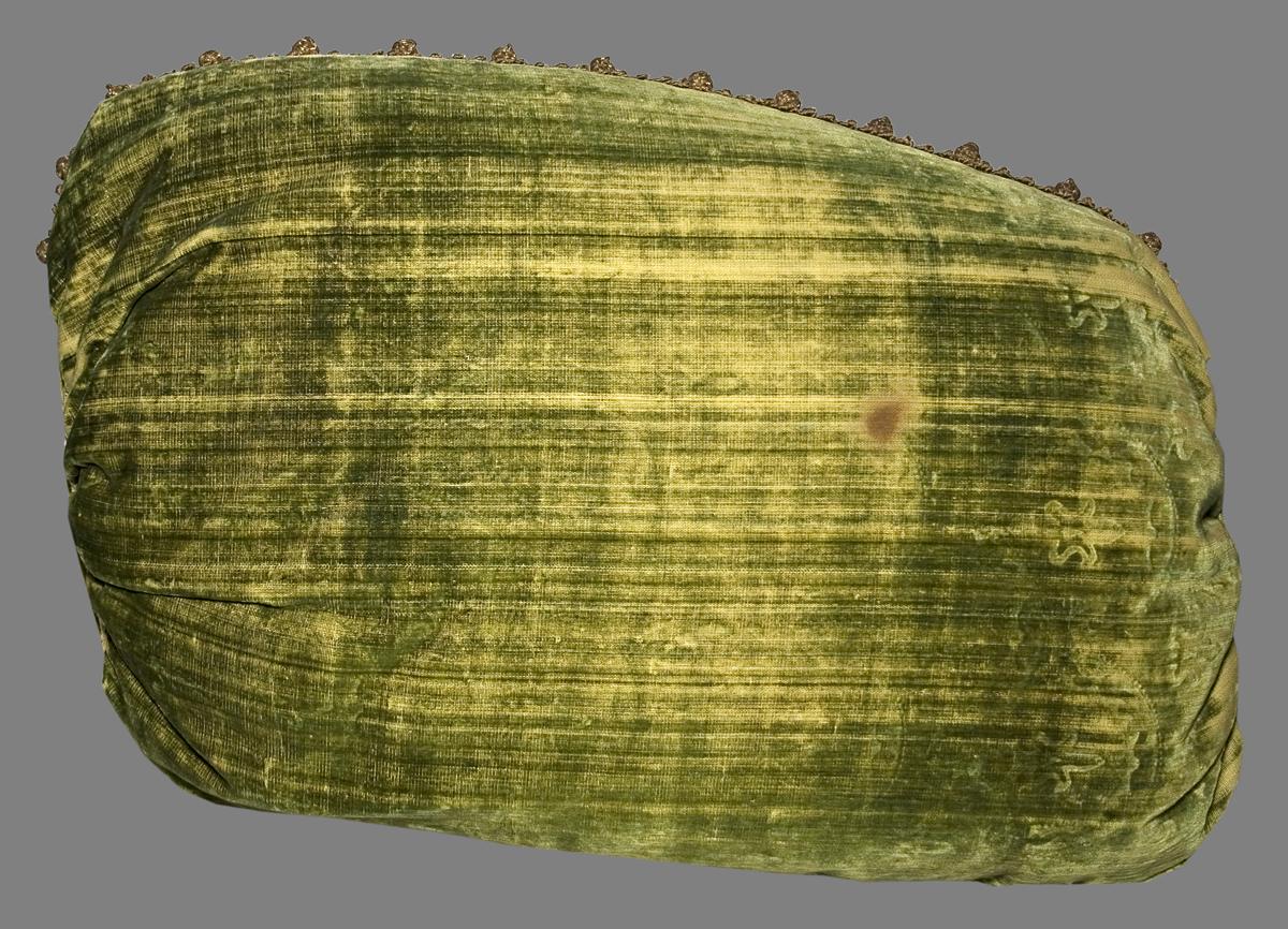 1969.5657 Cushion