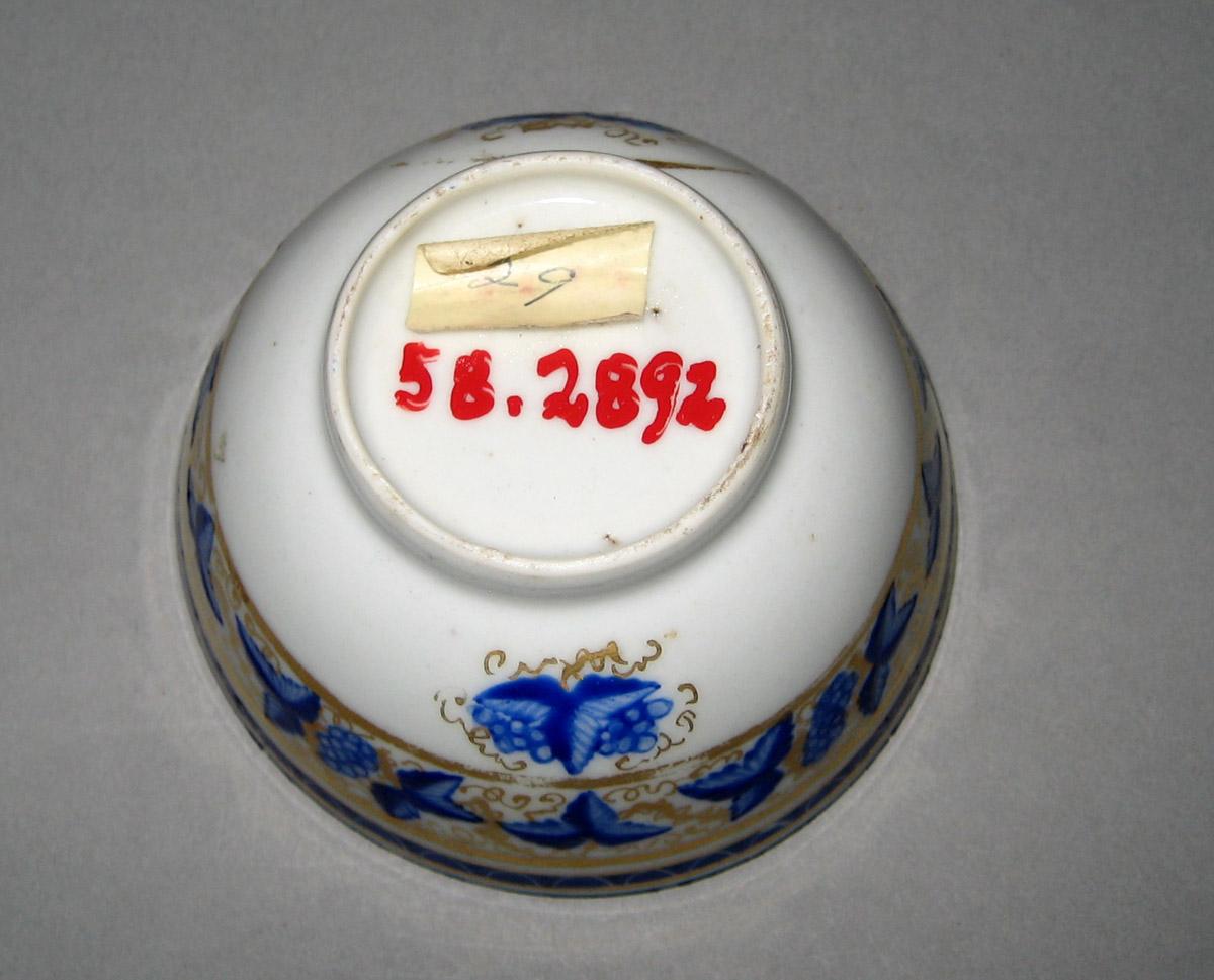 1958.2892 Porcelain Teabowl underside