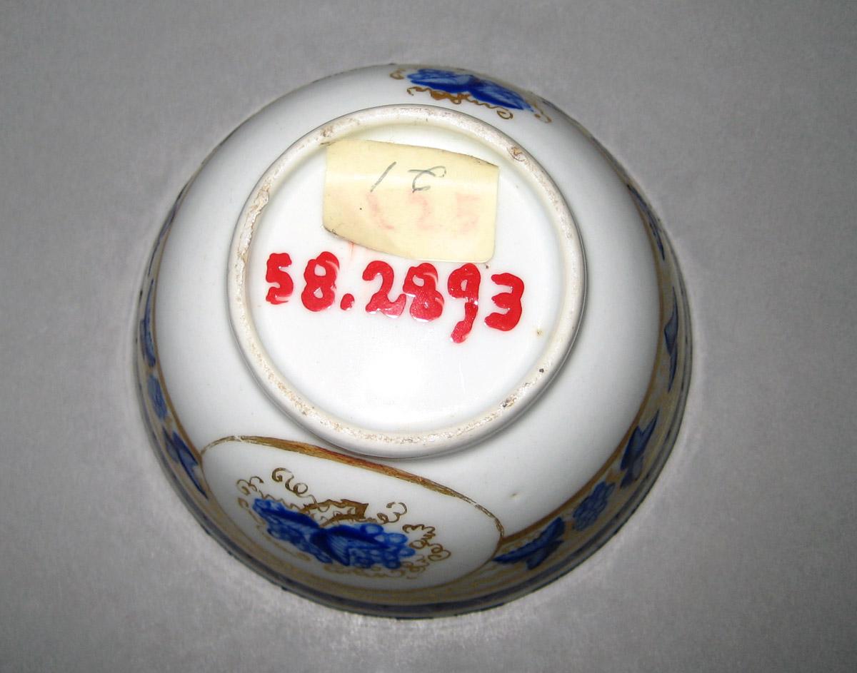1958.2893 Porcelain Teabowl underside