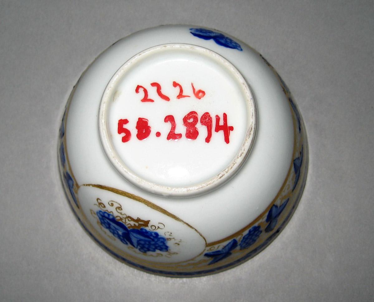 1958.2894 Porcelain Teabowl underside