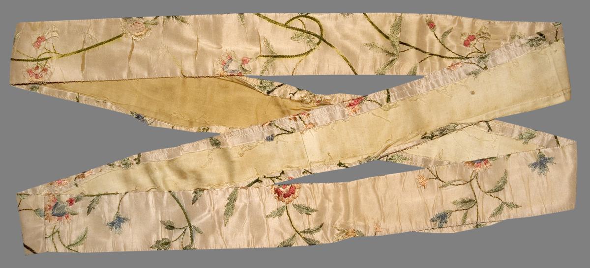 1983.0118 O Textile, Embroidered, Ex-Upholstery Fabric