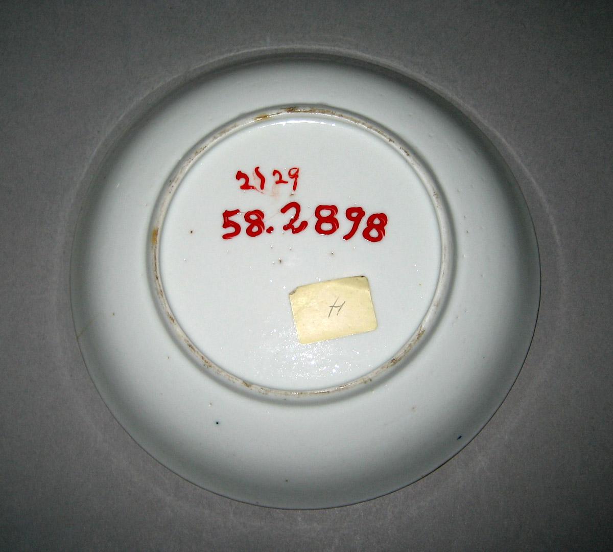 1958.2898 Porcelain Saucer underside
