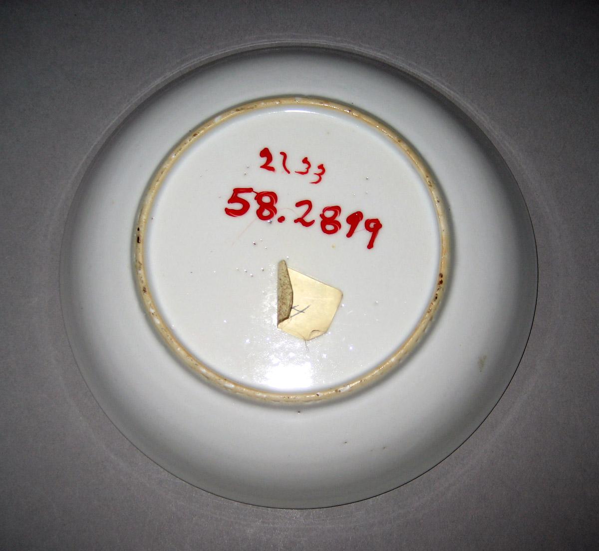 1958.2899 Porcelain Saucer underside