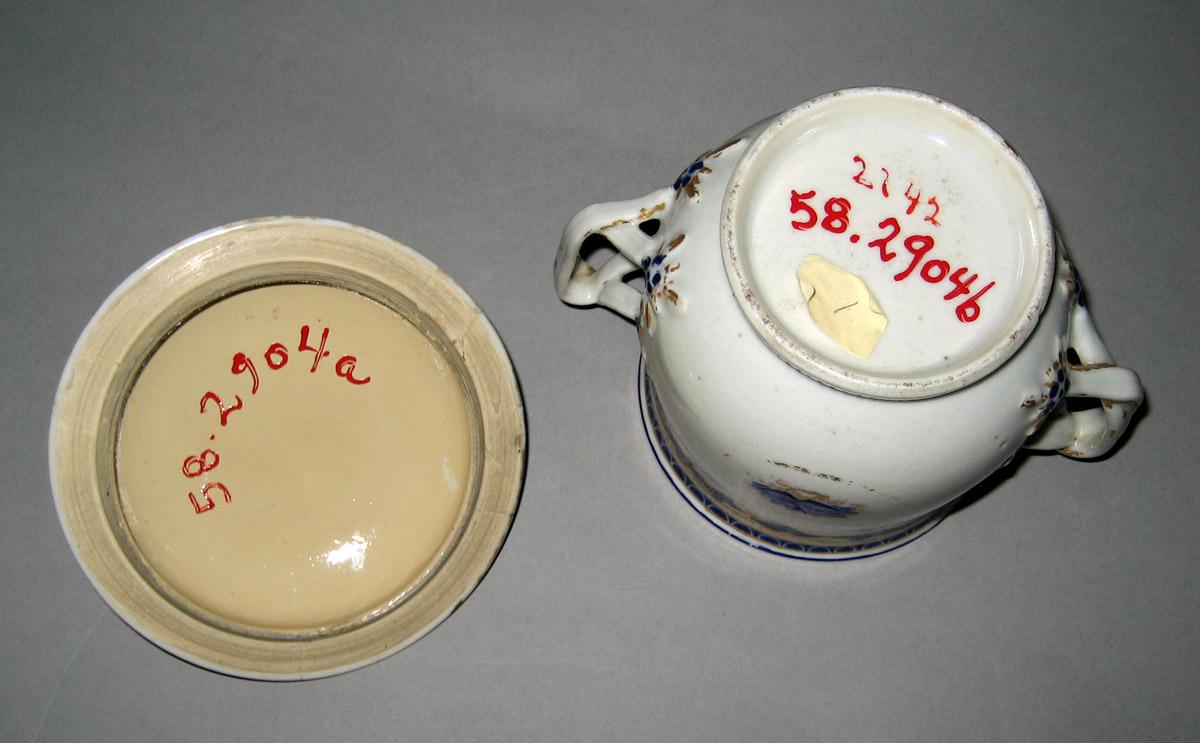 1958.2904 A, B Porcelain Sugar bowl underside