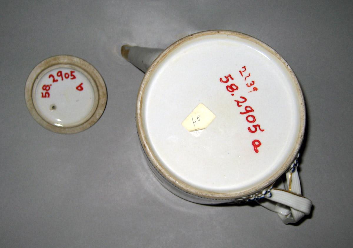 1958.2905 A, B Porcelain Teapot underside