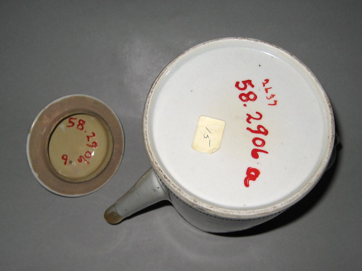 1958.2906 A, B Porcelain Coffee pot underside