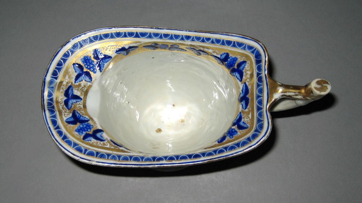 1958.2907 Porcelain Cream or milk jug interior