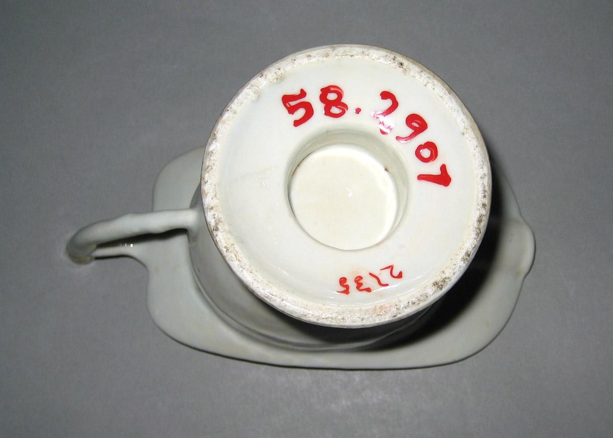 1958.2907 Porcelain Cream or milk jug underside