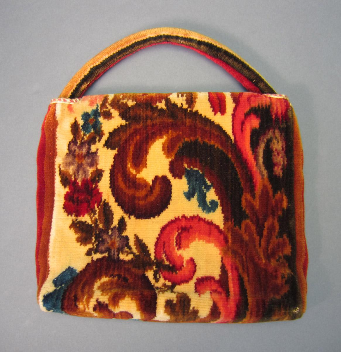 2010.0020 Bag, Back