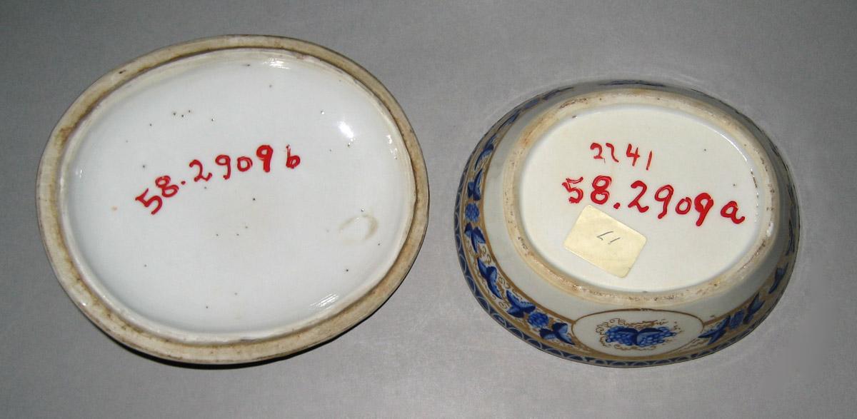 1958.2909 A, B Porcelain Dish underside