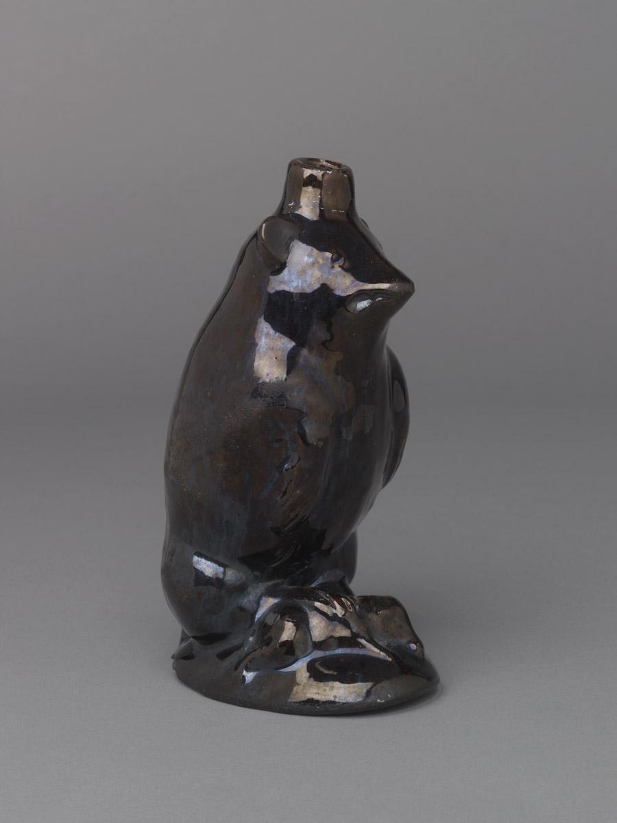 2010.0026 Bear flask