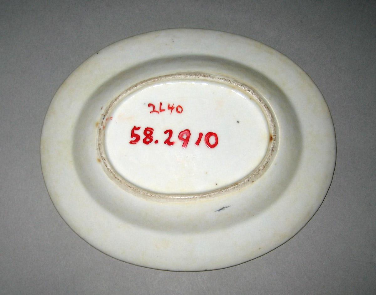 1958.2910 Porcelain Stand underside