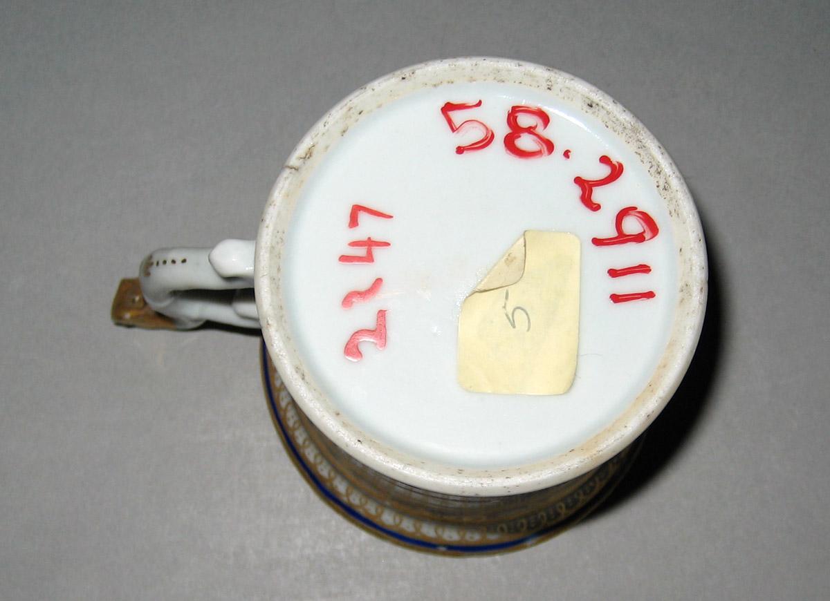 1958.2911 Porcelain Cup underside