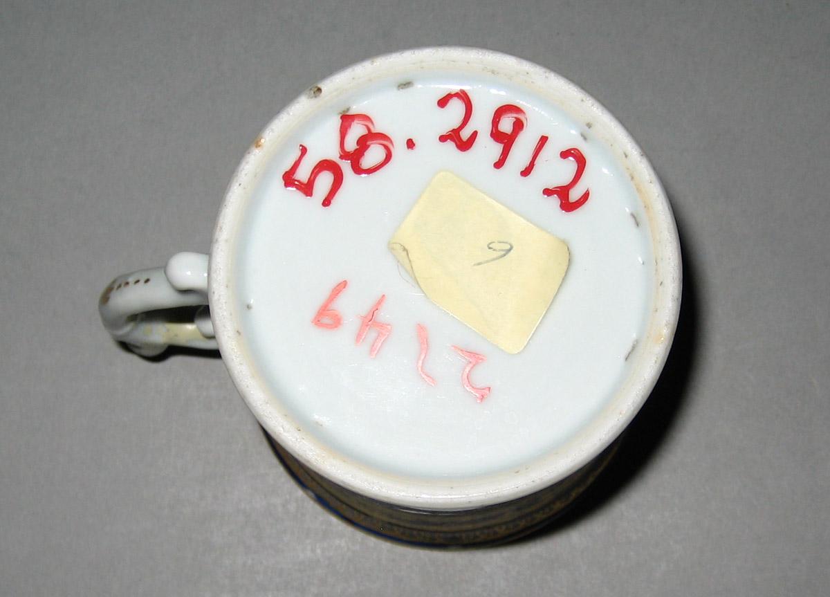 1958.2912 Porcelain Cup underside