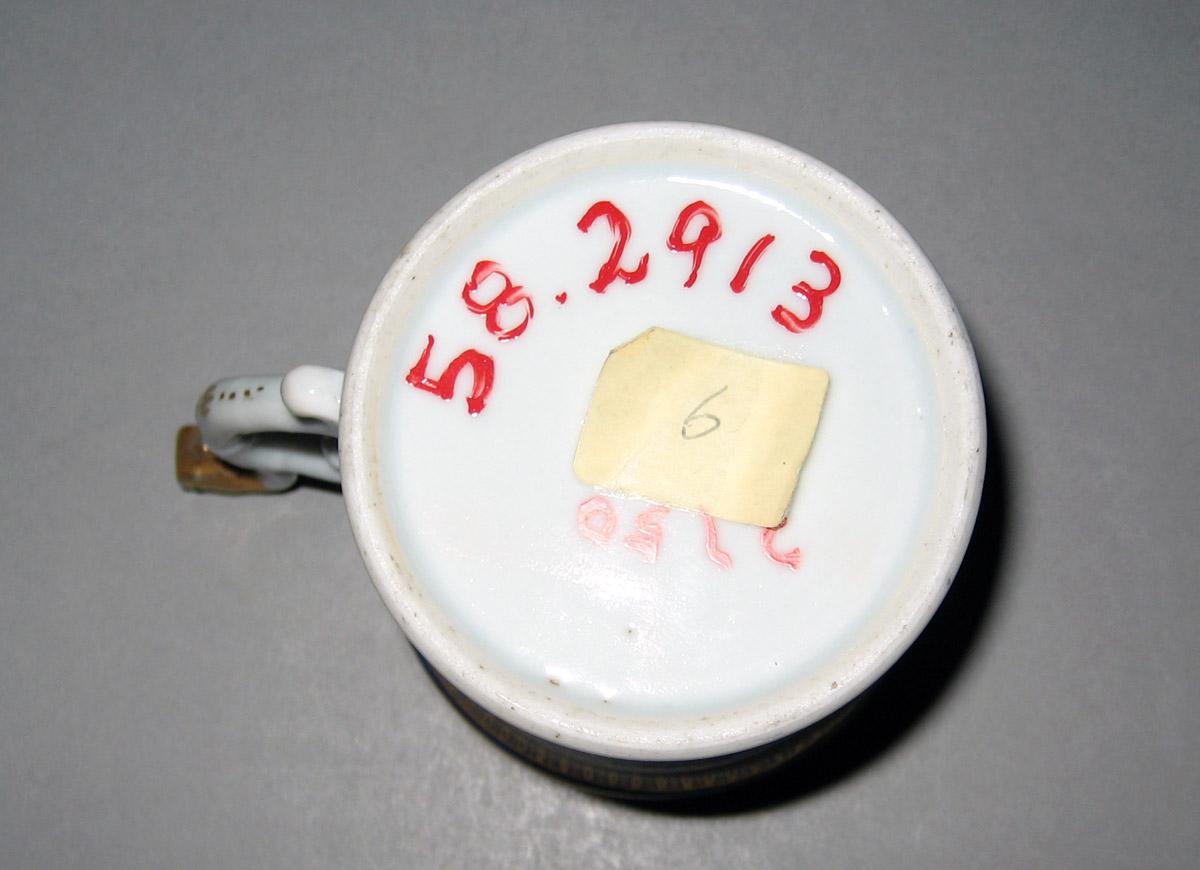1958.2913 Porcelain Cup underside