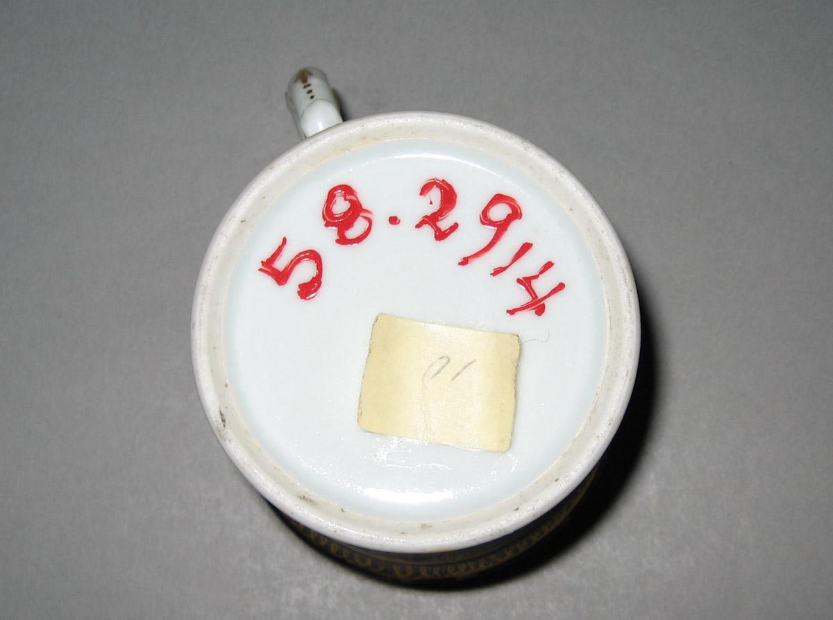 1958.2914 Porcelain Cup underside