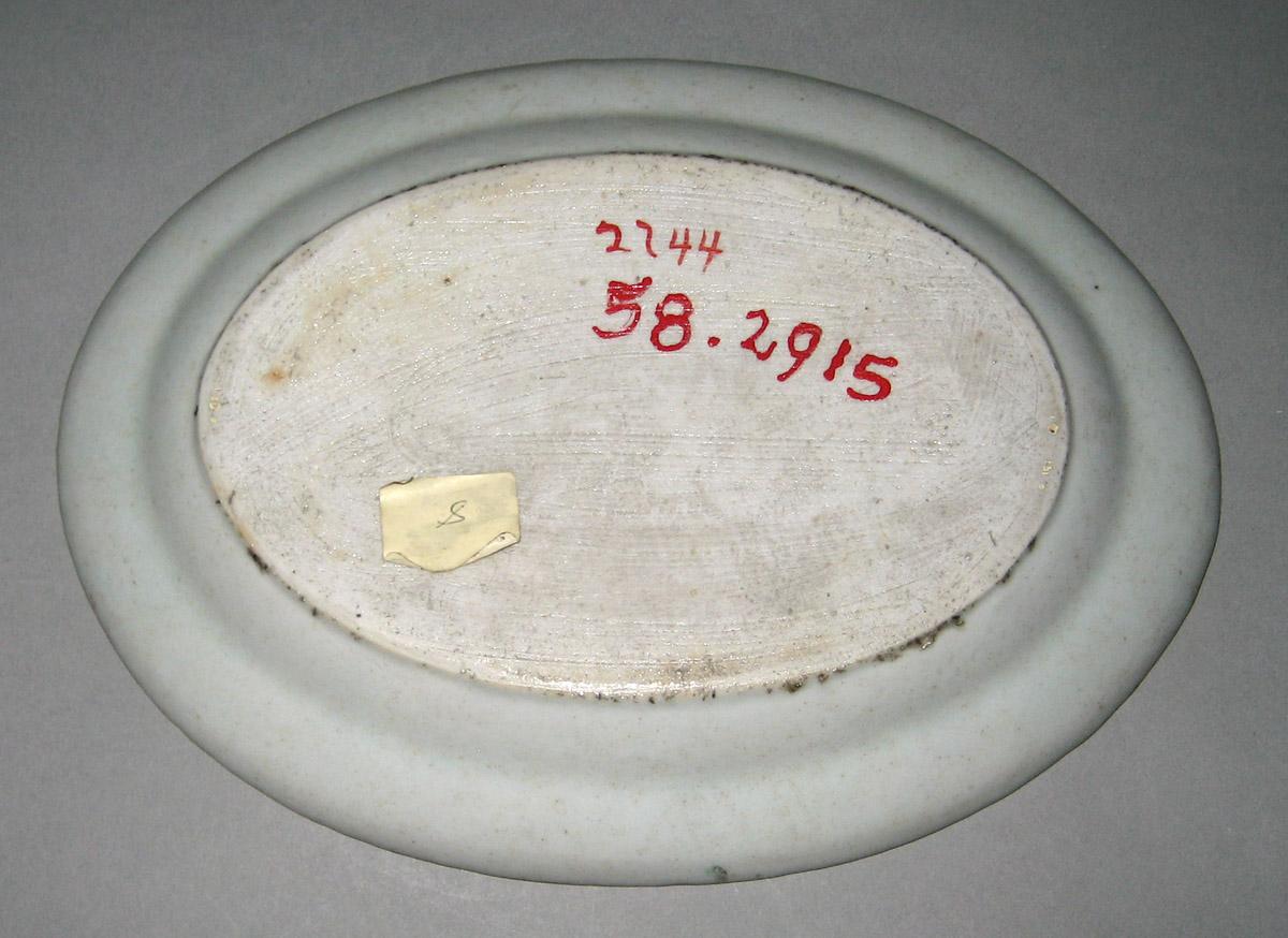 1958.2915 Porcelain Dish underside